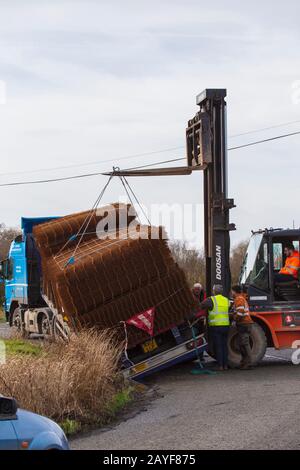 Les gens à la scène des roues arrière-accident du VHG glissont vers Doch sur Sharp Bend. HGV Fortement Laden avec acier pour Renforcer Le Béton Banque D'Images