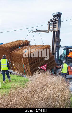 Les gens à la scène des roues arrière-accident du VHG glissont vers Doch sur Sharp Bend. HGV Fortement Laden avec acier pour Renforcer Le Béton Banque D'Images