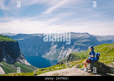 Voyage style de vie vacances aventure en Norvège vue aérienne paysage. Randonnée en Norvège. Vue magnifique sur la nature sur le chemin de Troll Banque D'Images