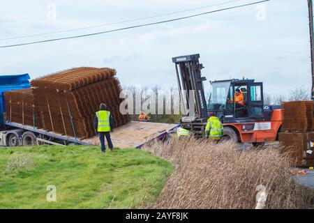 Les gens à la scène des roues arrière-accident du VHG glissont vers Doch sur Sharp Bend. HGV Fortement Laden avec acier pour Renforcer Le Béton Banque D'Images