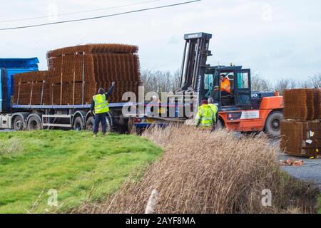 Les gens à la scène des roues arrière-accident du VHG glissont vers Doch sur Sharp Bend. HGV Fortement Laden avec acier pour Renforcer Le Béton Banque D'Images