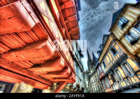 Ville De Quimper, France. Vue artistique inclinée de l’architecture historique en bois encadrée et jetée sur la rue Kereon de Qumiper. Banque D'Images