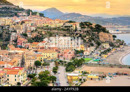 Côte Amalfitaine, Vue Sur Vietri, Salerne. Italie Banque D'Images