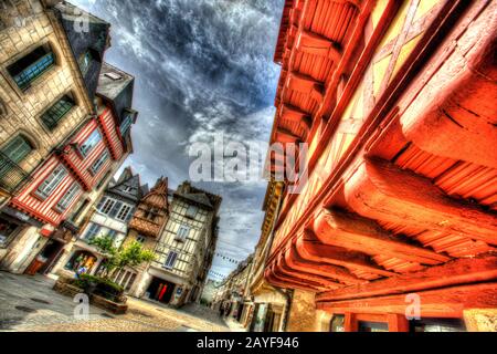 Ville De Quimper, France. Vue artistique inclinée de l’architecture historique en bois encadrée et jetée sur la rue Kereon de Qumiper. Banque D'Images