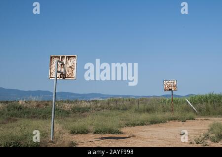 Grunge basket-ball board avec houop sur un terrain de basket-ball abandonné sur la plage Banque D'Images