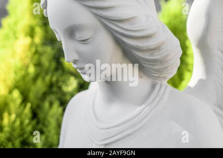 Gros plan sur la statue de l'ange en pierre blanche Banque D'Images