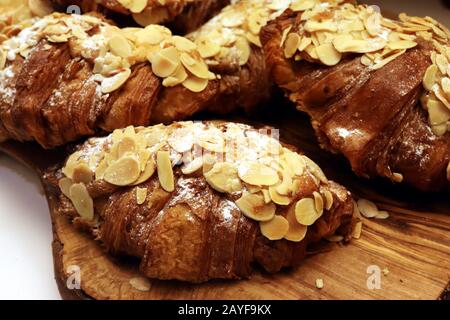 Croissants français avec flocons d'amandes et sucre glace Banque D'Images