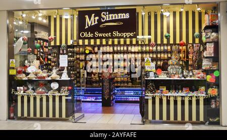 M. Simms Olde Sweet Shoppe À Milton Keynes, Buckinghamshire, Royaume-Uni Banque D'Images