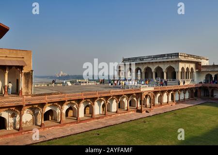 Le Mahal Shish (Palais Du Verre) Et Le Taj Mahal, Fort Agra, Agra, Uttar Pradesh, Inde Banque D'Images