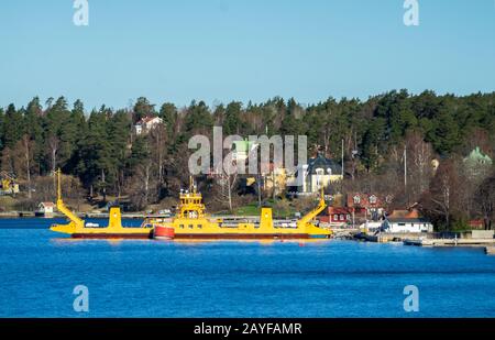 Ferry jaune pour le transport de voitures et de personnes des îles de l'archipel de Stockholm vers le continent Banque D'Images