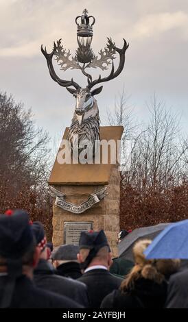 Fochabers, Moray, Écosse, Royaume-Uni. 14 février 2020. L'A96, en face de Baxters, dans les locaux de Speyside, Fochabers, Moray, Royaume-Uni. 14 février 2020. ROYAUME-UNI. C'est le dévoilement officiel de la Sculpture du Highlanders Regiment par Jason Sweeney. Le dévoilement sera réalisé par le Brigadier The Hon Hubie Monro CBE DL (PREMIER commandant (1994-1995) et dernier colonel du Régiment (2001-2006). La sculpture commémorative commémore les régiments de 12 ans d'histoire et tous ceux qui y ont servi. (17 Septembre 1994 - 28 Mars 2006). Crédit: Jasperimage/Alay Live News Banque D'Images