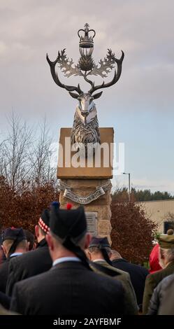 Fochabers, Moray, Écosse, Royaume-Uni. 14 février 2020. L'A96, en face de Baxters, dans les locaux de Speyside, Fochabers, Moray, Royaume-Uni. 14 février 2020. ROYAUME-UNI. C'est le dévoilement officiel de la Sculpture du Highlanders Regiment par Jason Sweeney. Le dévoilement sera réalisé par le Brigadier The Hon Hubie Monro CBE DL (PREMIER commandant (1994-1995) et dernier colonel du Régiment (2001-2006). La sculpture commémorative commémore les régiments de 12 ans d'histoire et tous ceux qui y ont servi. (17 Septembre 1994 - 28 Mars 2006). Crédit: Jasperimage/Alay Live News Banque D'Images