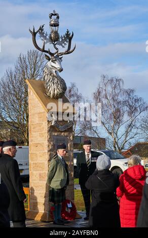 Fochabers, Moray, Écosse, Royaume-Uni. 14 février 2020. L'A96, en face de Baxters, dans les locaux de Speyside, Fochabers, Moray, Royaume-Uni. 14 février 2020. ROYAUME-UNI. C'est le dévoilement officiel de la Sculpture du Highlanders Regiment par Jason Sweeney. Le dévoilement sera réalisé par le Brigadier The Hon Hubie Monro CBE DL (PREMIER commandant (1994-1995) et dernier colonel du Régiment (2001-2006). La sculpture commémorative commémore les régiments de 12 ans d'histoire et tous ceux qui y ont servi. (17 Septembre 1994 - 28 Mars 2006). Crédit: Jasperimage/Alay Live News Banque D'Images