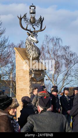 Fochabers, Moray, Écosse, Royaume-Uni. 14 février 2020. L'A96, en face de Baxters, dans les locaux de Speyside, Fochabers, Moray, Royaume-Uni. 14 février 2020. ROYAUME-UNI. C'est le dévoilement officiel de la Sculpture du Highlanders Regiment par Jason Sweeney. Le dévoilement sera réalisé par le Brigadier The Hon Hubie Monro CBE DL (PREMIER commandant (1994-1995) et dernier colonel du Régiment (2001-2006). La sculpture commémorative commémore les régiments de 12 ans d'histoire et tous ceux qui y ont servi. (17 Septembre 1994 - 28 Mars 2006). Crédit: Jasperimage/Alay Live News Banque D'Images