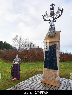 Fochabers, Moray, Écosse, Royaume-Uni. 14 février 2020. L'A96, en face de Baxters, dans les locaux de Speyside, Fochabers, Moray, Royaume-Uni. 14 février 2020. ROYAUME-UNI. C'est le dévoilement officiel de la Sculpture du Highlanders Regiment par Jason Sweeney. Le dévoilement sera réalisé par le Brigadier The Hon Hubie Monro CBE DL (PREMIER commandant (1994-1995) et dernier colonel du Régiment (2001-2006). La sculpture commémorative commémore les régiments de 12 ans d'histoire et tous ceux qui y ont servi. (17 Septembre 1994 - 28 Mars 2006). Crédit: Jasperimage/Alay Live News Banque D'Images