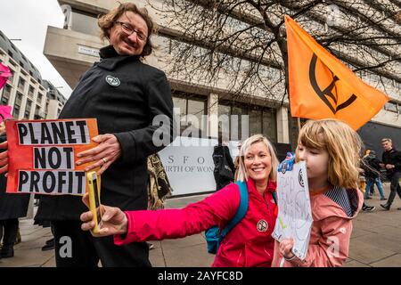 Londres, Royaume-Uni. 15 février 2020. La rébellion contre l'extinction réunit la base de la London Fashion week, sur l'Aldwych, pour protester contre l'impact de l'industrie de la mode sur le changement climatique. Crédit: Guy Bell/Alay Live News Banque D'Images