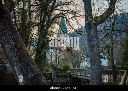 vue différente de l'abbaye de blaubeuren à travers des arbres près du blatopf. Banque D'Images