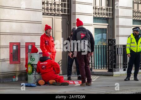 Les manifestants de Greenpeace se sont enchaînés à des barils de pétrole en dehors du siège de BP à Londres le premier jour du 5 février 2020 de Bernard Looney Banque D'Images