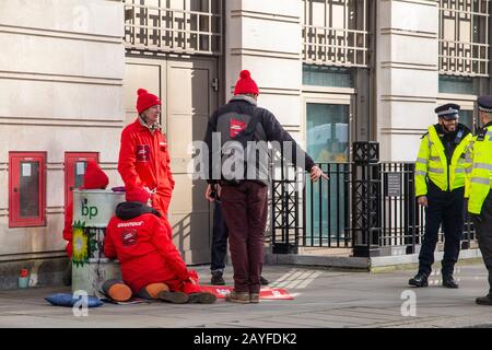 Les manifestants de Greenpeace se sont enchaînés à des barils de pétrole en dehors du siège de BP à Londres le premier jour du 5 février 2020 de Bernard Looney Banque D'Images