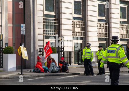 Les manifestants de Greenpeace se sont enchaînés à des barils de pétrole en dehors du siège de BP à Londres le premier jour du 5 février 2020 de Bernard Looney Banque D'Images