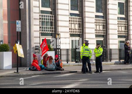 Les manifestants de Greenpeace se sont enchaînés à des barils de pétrole en dehors du siège de BP à Londres le premier jour du 5 février 2020 de Bernard Looney Banque D'Images