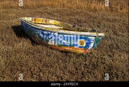 Canot à peinture écaillée et lichens dans les marais salés de la côte nord du Norfolk à Morston, Norfolk, Angleterre, Royaume-Uni, Europe. Banque D'Images