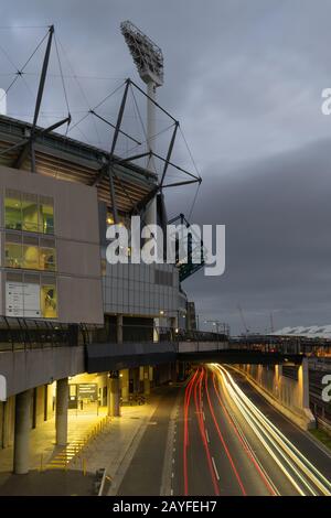Melbourne, AUSTRALIE - 15 novembre 2019 : piste de feux de voiture à l'extérieur du Melbourne Cricket Ground avec un ciel gris. Banque D'Images