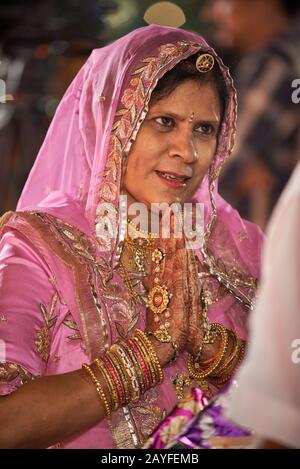 Femme indienne avec des vêtements typiques sur le mariage indien traditionnel, Jodhpur, Rajasthan, Inde Banque D'Images