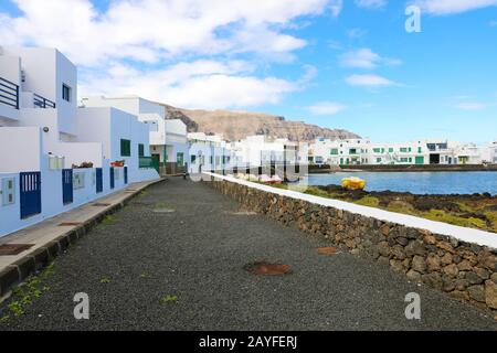 Village d'Orzola avec maisons blanches à Lanzarote, îles Canaries, Espagne Banque D'Images