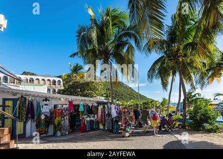 St John's, Antigua-et-Barbuda - 18 décembre 2018 : dans une rue de la capitale St. John's à Antigua. St. John’s est la capitale et le principal port du Banque D'Images