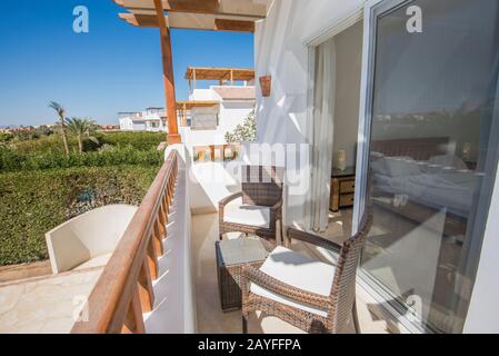 Meubles de terrasse d'une villa de luxe dans un complexe tropical avec chaises et table Banque D'Images