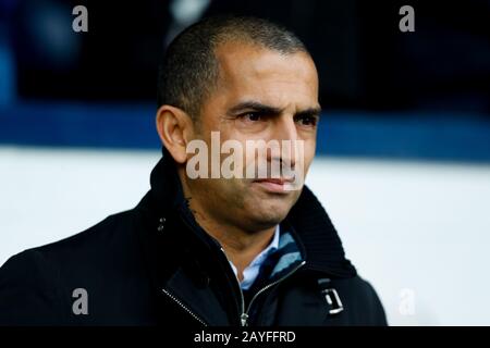 Les Hawthorns, West Bromwich, West Midlands, Royaume-Uni. 15 février 2020. Championnat D'Anglais Football, West Bromwich Albion Contre Nottingham Forest; Nottingham Forest Manager Sari Lamouchi Regarde Ses Joueurs Réchauffer Crédit: Action Plus Sports Images/Alay Live News Crédit: Action Plus Sports Images/Alay Live News Banque D'Images