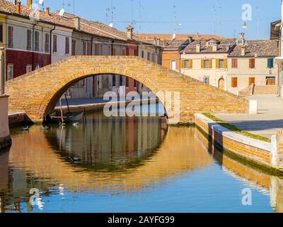 Canaux et ponts à Comacchio, Emilie Romagne, Italie Banque D'Images