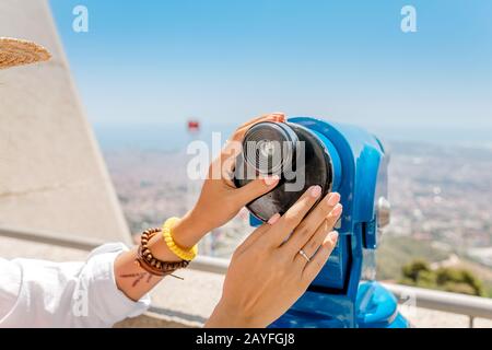Une femme heureuse visite en vacances dans la ville à l'aide d'un téléspectateur Banque D'Images