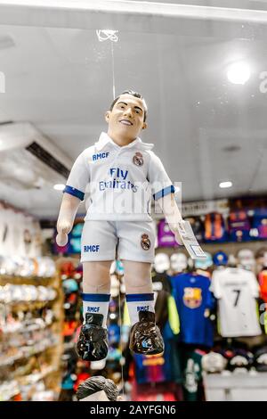 12 JUILLET 2018, BARCELONE, ESPAGNE : souvenir jouet de Cristiano Ronaldo Banque D'Images