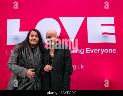 Edinburgh, Écosse, Royaume-Uni, 15 Février 2020. Gorgie City Farm: Gail porter, qui a des souvenirs d'enfance de visiter la ferme rencontre le nouvel AMOUR Gorgie Farm équipe pour aider à préparer la ferme pour l'ouverture. Love Learning, un organisme de bienfaisance dans le domaine de l'éducation et des soins sociaux qui soutient les personnes vulnérables, a annoncé son acquisition de la ferme urbaine en janvier 2019. La ferme rouvrira le 29 février 2020. Photo Lynn Bell (PDG D'LOVE Learning) et Gail porter Banque D'Images