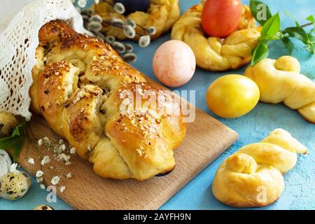 Anneaux de pain de Pâques italiens traditionnels. Pain sucré de Pâques avec œufs de couleur sur un plan d'examen en béton de pierre bleue. Banque D'Images