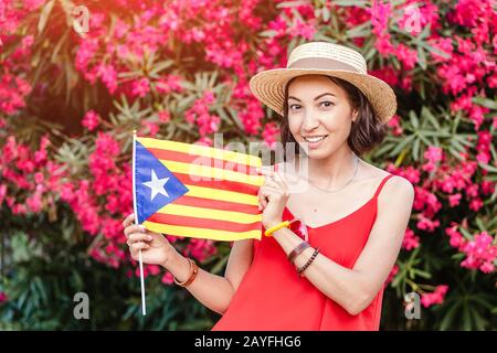 Jeune femme touristique avec drapeau catalan dans la ville de Barcelone Banque D'Images