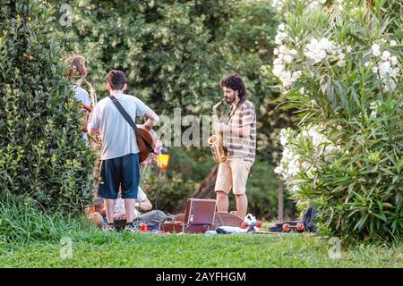 12 JUILLET 2018, BARCELONE, ESPAGNE : les musiciens de rue se répètent dans le parc Banque D'Images