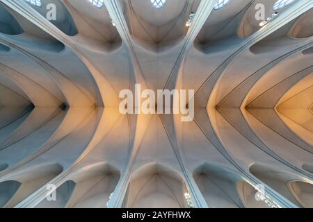 Reykjavik, Islande - 17 janvier 2020: Plafond gothique de l'église Hallgrimskirkja, Reykjavik, Islande. Banque D'Images