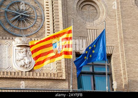 13 JUILLET 2018, ZARAGOZA, ESPAGNE : drapeau d'Aragon de l'Espagne et drapeau de l'Union européenne sur la façade du bâtiment du gouvernement Banque D'Images