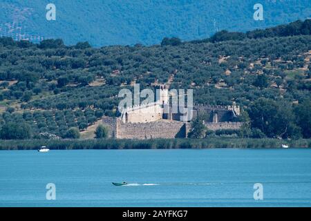 Château médiéval Isola Polvese construit au XIV siècle sur Isola Polvese et Lago Trasimeno (lac Trasimeno) vu de Sant'Arcangelo, Ombrie Italie. Non Banque D'Images