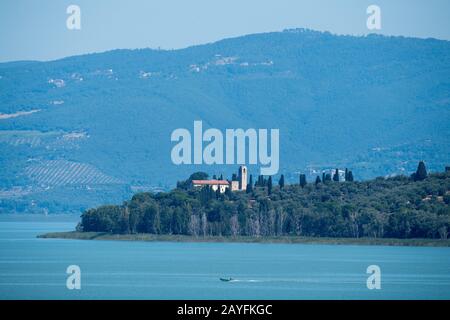 Monastero di San Secondo (Monastère San Secondo) bâti du X au XIV siècle sur Isola Polvese et Lago Trasimeno (lac Trasimeno) vu de Sant'A Banque D'Images