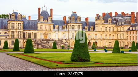 Palais de Fontainebleau (Château de Fontainebleau) avec Cour d'honneur (Cour d'honneur) et escalier en fer à cheval. France. Banque D'Images