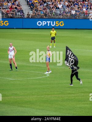 Protester de droit de sauvetage à 2020 AFLW West Coast Eagles et Fremantle Dockers Derby jeu à Optus Stadium Burswood Perth WA Australie Banque D'Images