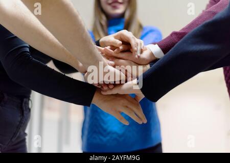 Jeunes gens d'affaires travail d'équipe Stacking Hand concept. Gros plan sur les jeunes gens d'affaires qui mettent leurs mains ensemble. Des gens d'affaires sympathiques avec Banque D'Images