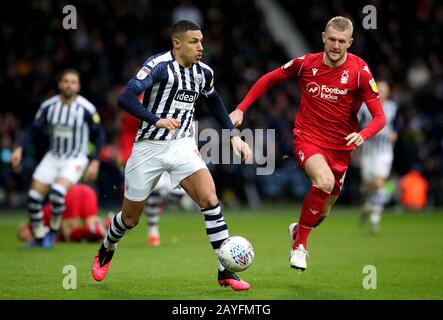 West Bromwich Albion's Jake Livermore (à gauche) en action au cours de la Sky Bet Championship match à The Hawthorns, West Bromwich. Banque D'Images