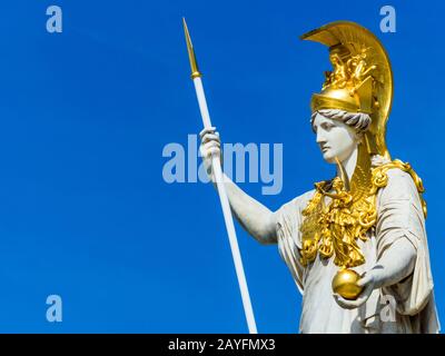 Das Parlament À Wien, Oesterreich. Mit der Statue der ' Pallas Athene' der griechischen Goettin fuer die Weisheit. Banque D'Images