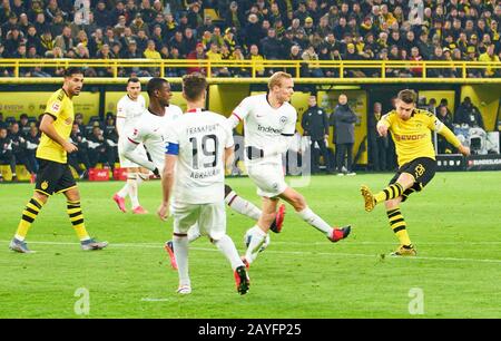 Football Dortmund - Francfort, Dortmund 14 Février 2020. Lukasz PISZCZEK, BVB 26 scores, pousses but pour 1-0, Ebre CAN, BVB 27 David ABRAHAM, FRA 19 Sebastian RODE, FRA 17 BORUSSIA DORTMUND - EINTRACHT FRANKFURT 4-0 - les RÈGLEMENTS DFL INTERDISENT TOUTE UTILISATION DE PHOTOGRAPHIES comme SÉQUENCES D'IMAGES et/ou QUASI-VIDÉO - 1.German Soccer League , Dortmund, 14 février 2020. Saison 2019/2020, jour du match 22, BVB, © Peter Schatz / Alay Live News Banque D'Images