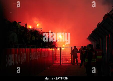 Football Dortmund - Frankfurt, Dortmund 14 février 2020. Fans bengalos BORUSSIA DORTMUND - EINTRACHT FRANKFURT 4-0 - LES RÈGLEMENTS DFL INTERDISENT TOUTE UTILISATION DE PHOTOGRAPHIES comme SÉQUENCES D'IMAGES et/ou QUASI-VIDÉO - 1.German Soccer League , Dortmund, 14 février 2020. Saison 2019/2020, jour du match 22, BVB, © Peter Schatz / Alay Live News Banque D'Images